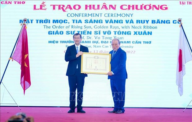 Un professeur vietnamien reçoit l Ordre du Soleil Levant du Japon